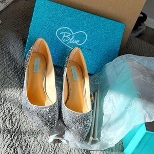 Blue by Betsey Johnson Jora kitten heels